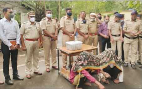 Nagpur rural police team led by SP Rakesh Ola along with arrested accused and the seized cash